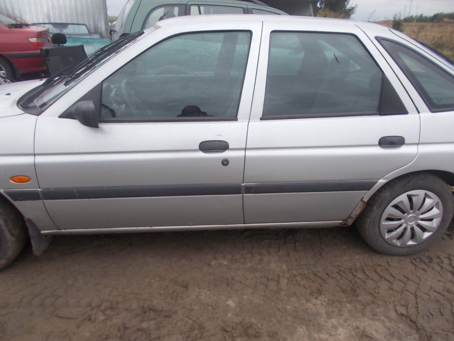 Ford Escort 1.4 benzyna przeznaczony na części 8V srebrny 5 drzwi MK7