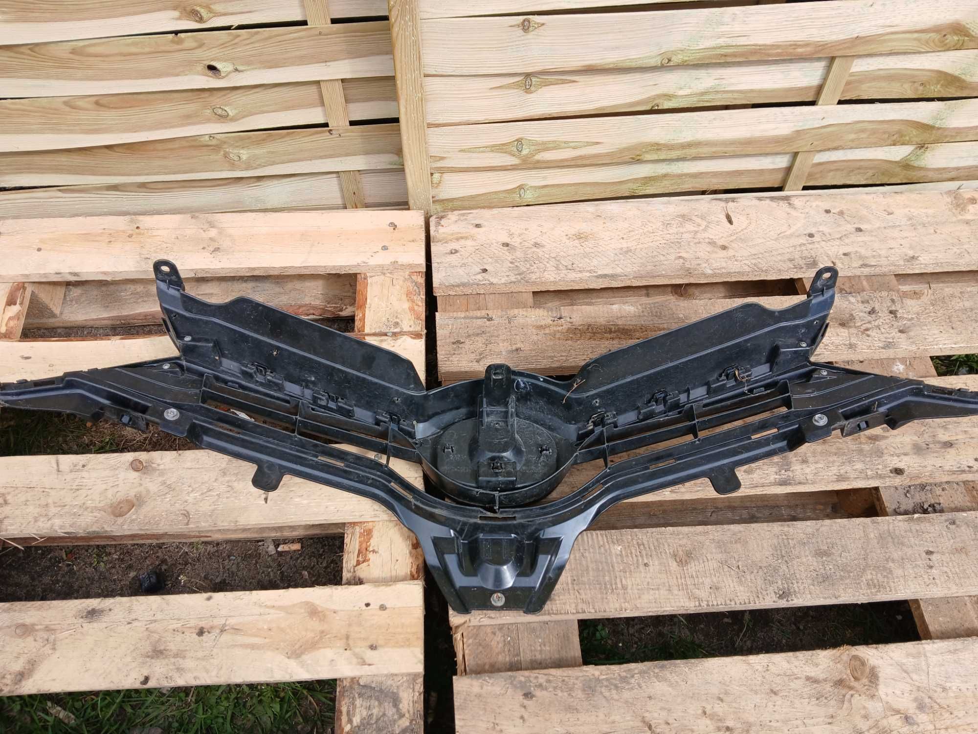 Atrapa atrapka gril Toyota Auris II Lift 15-18