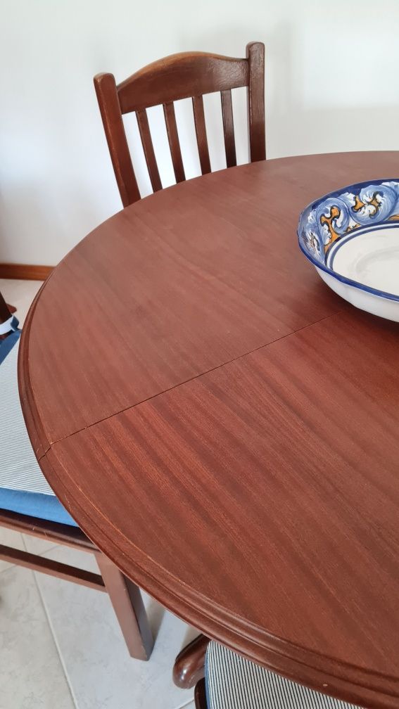 Mesa e cadeiras de madeira maciça