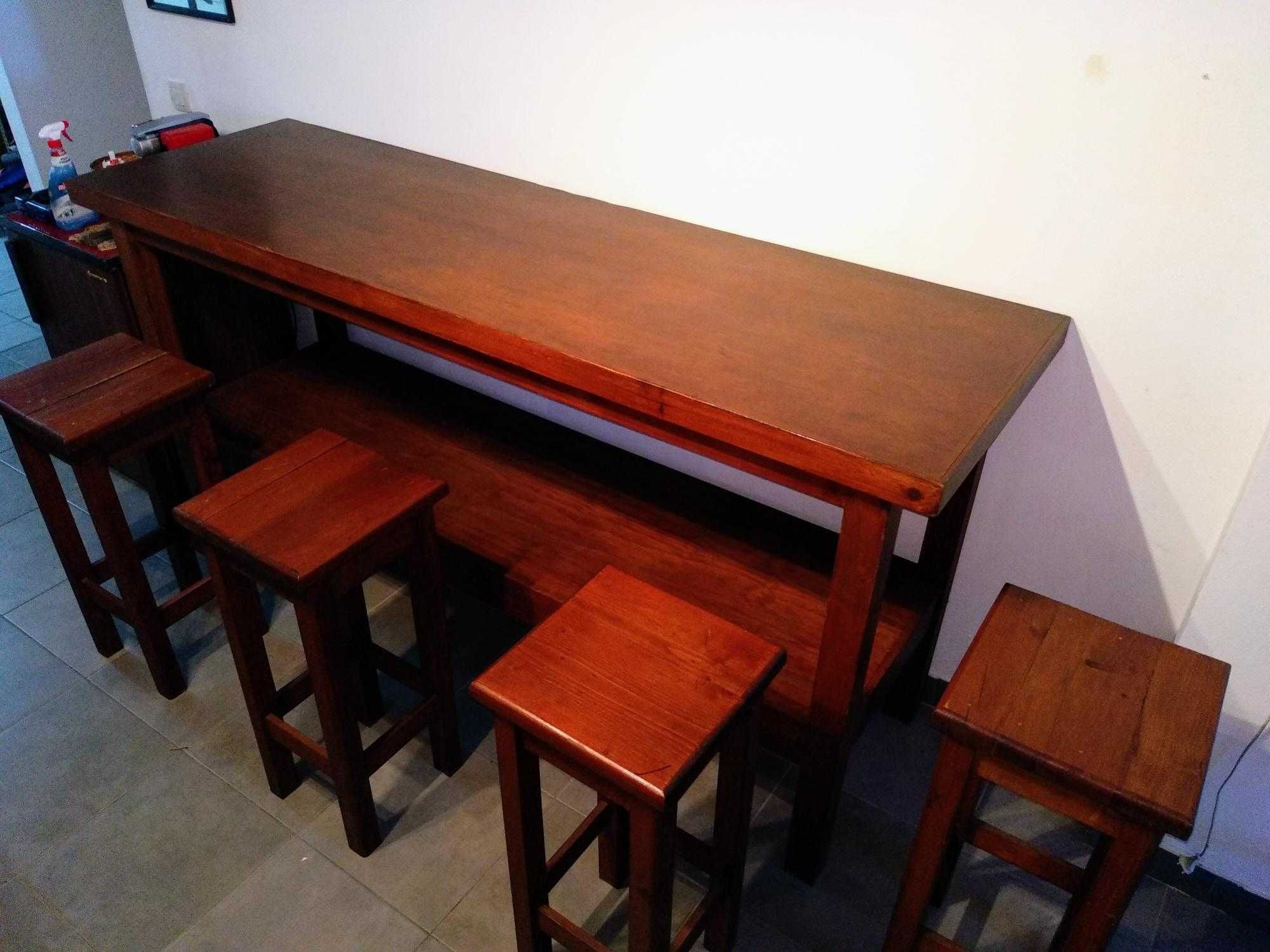 Balcão-Mesa alto com 4 bancos em madeira