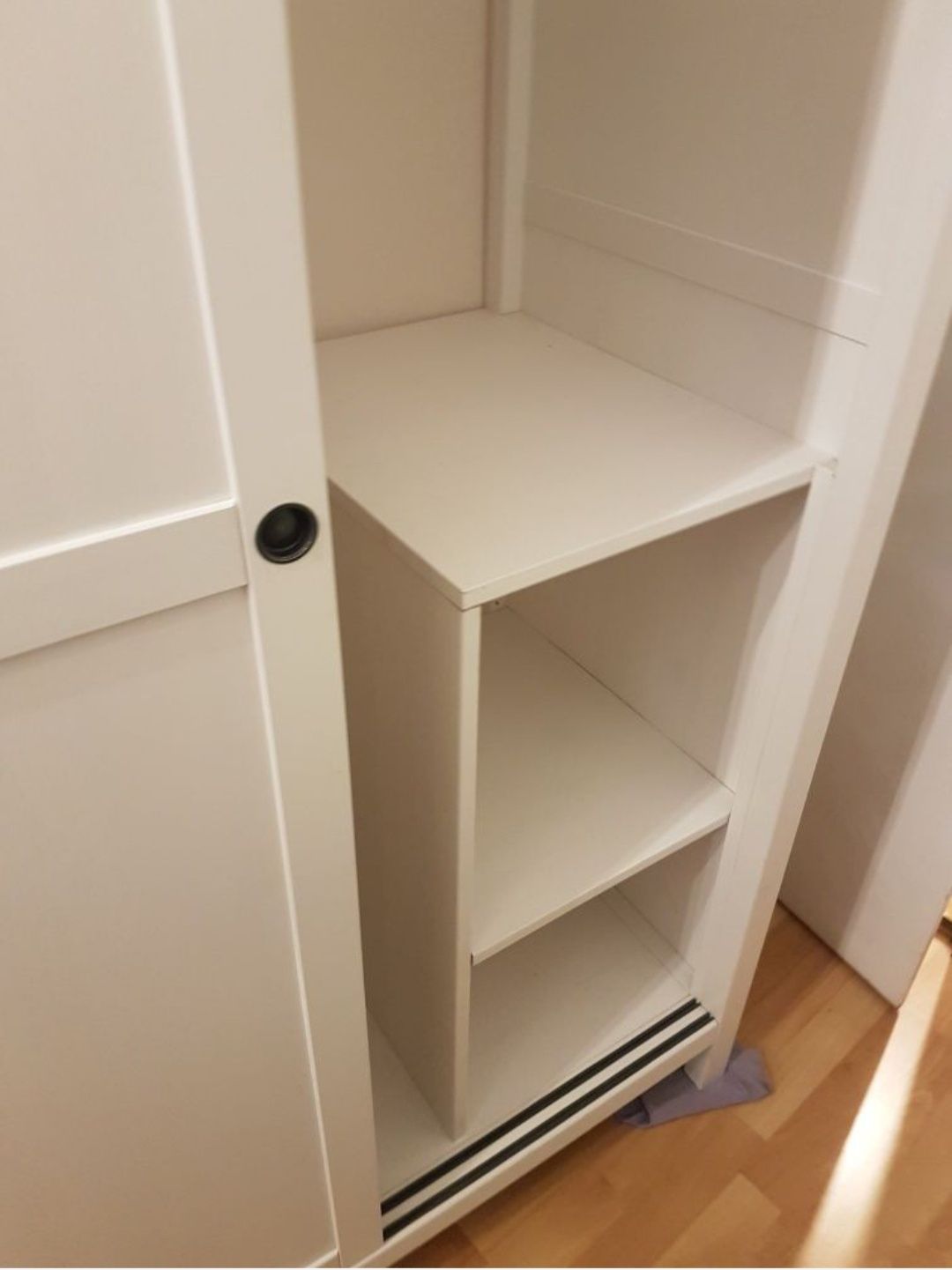 szafa biała ikea hemnes z przesuwanymi drzwiami