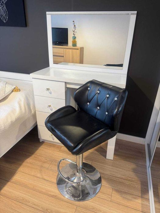 Nowoczesna toaletka z lustrem LED i fotelem używane w dobrym stanie