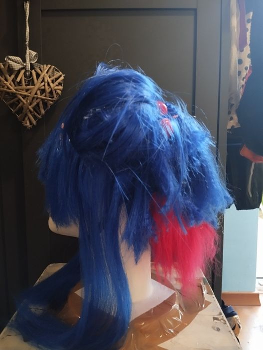 Niebiesko czerwony wig
