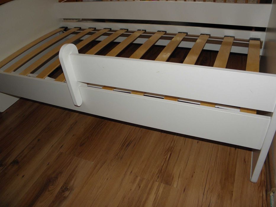 Łóżko dziecięce 140x80, materac, prześcieradła, ochraniacze