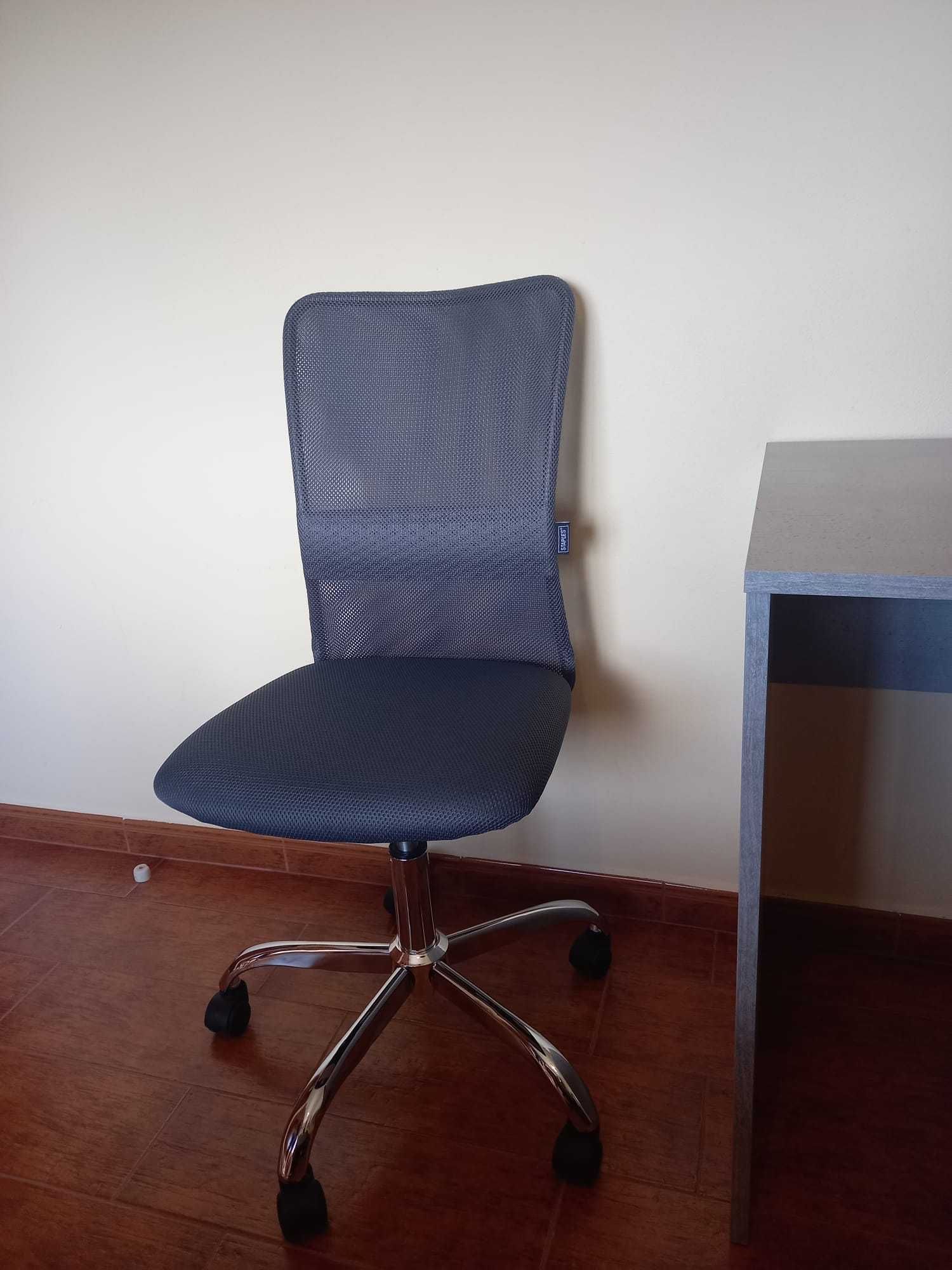 Conjunto de secretária e cadeira para quarto ou escritório
