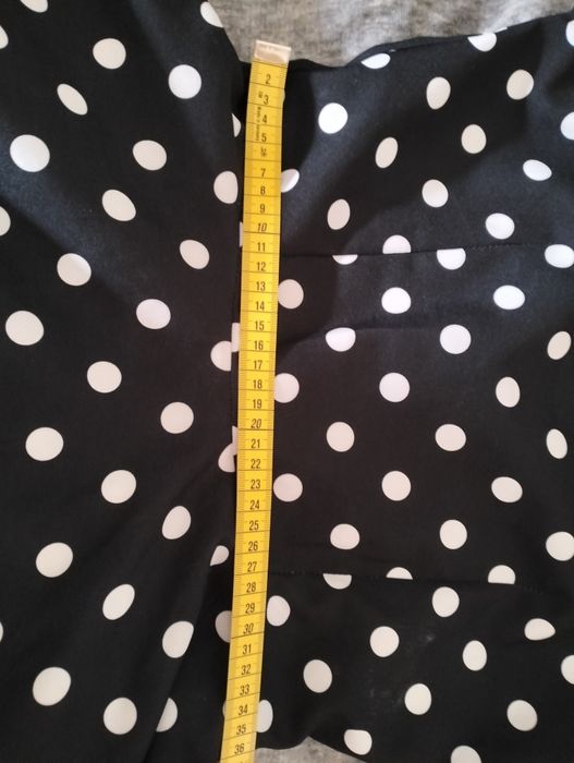 Sukienka w grochy z czerwonym kołnierzykiem