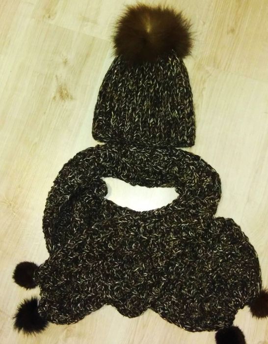 Шапка и шарф. Набор. Помпон - натуральный мех.