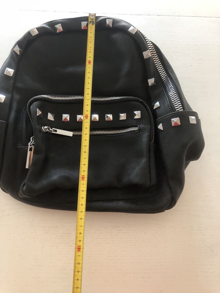 Mochila com tachas - muito espaçosa e com muitos bolsos dim. nas fotos
