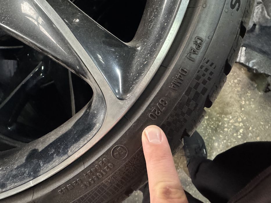 Резина 235/35 R20 Continental зима