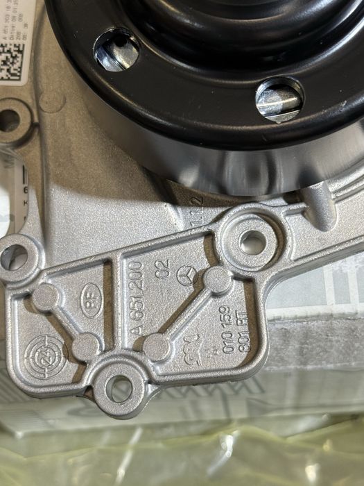 Помпа водяна насос ОМ651 вакуумна 2.2 Sprinter W906 W907 спрінтер