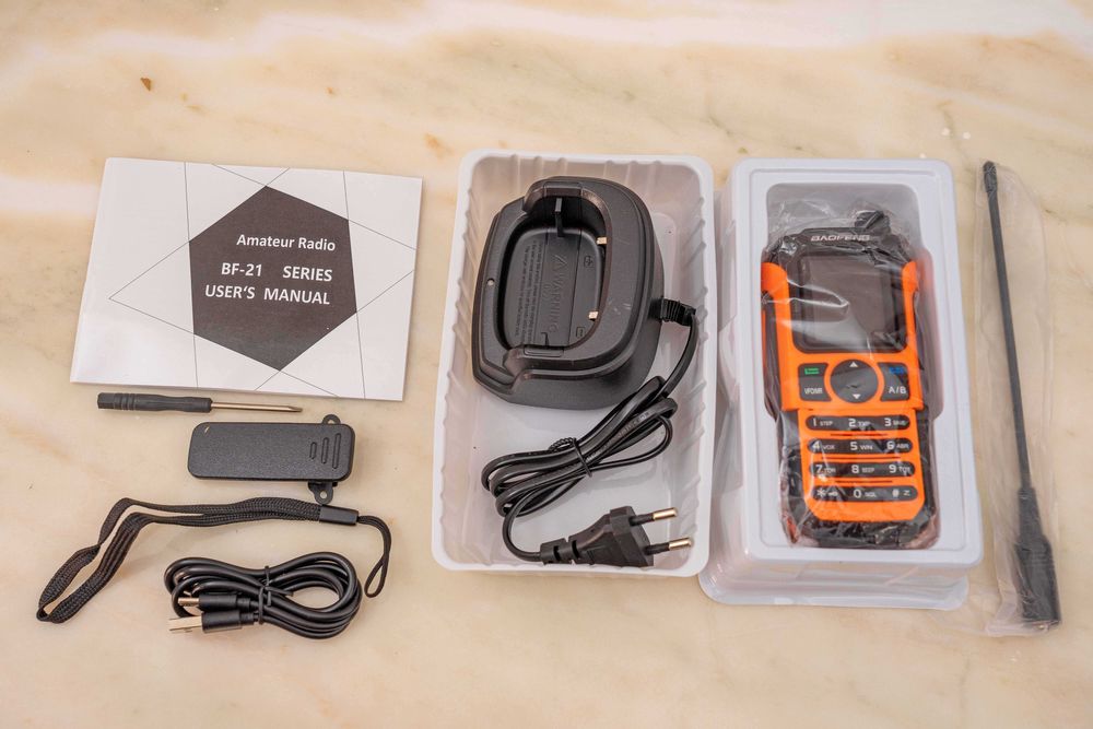Radio amador tribanda! Walkie-talkie Baofeng BF-21 de 6W, ecran a core