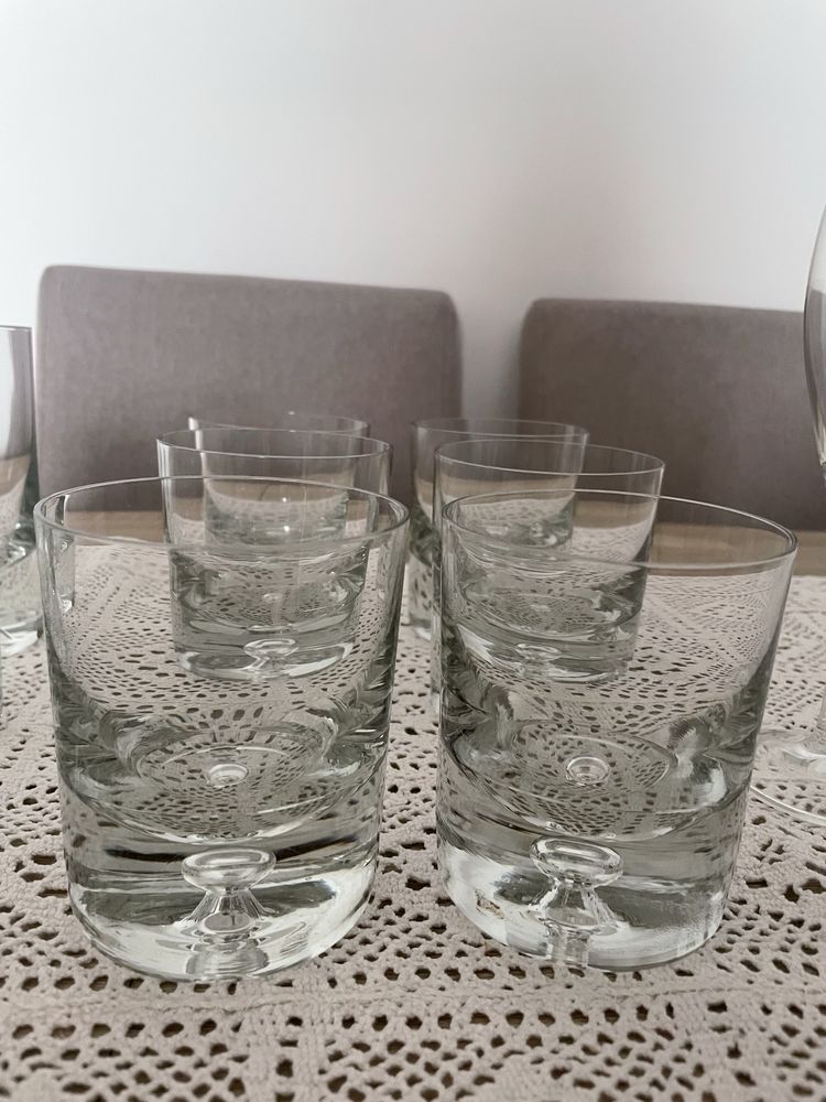 Zestaw kieliszkow i szkalnek do drinkow
