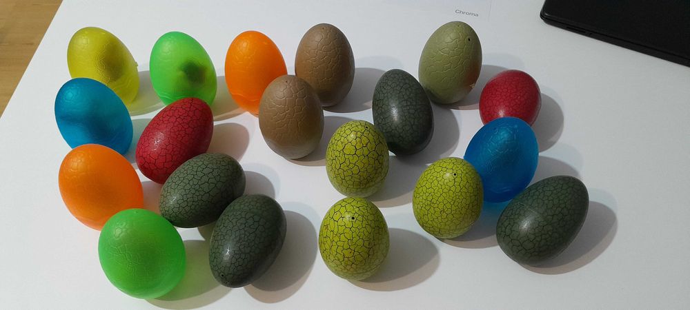 Sprzedam 19 jajek z dinozaurami w środku