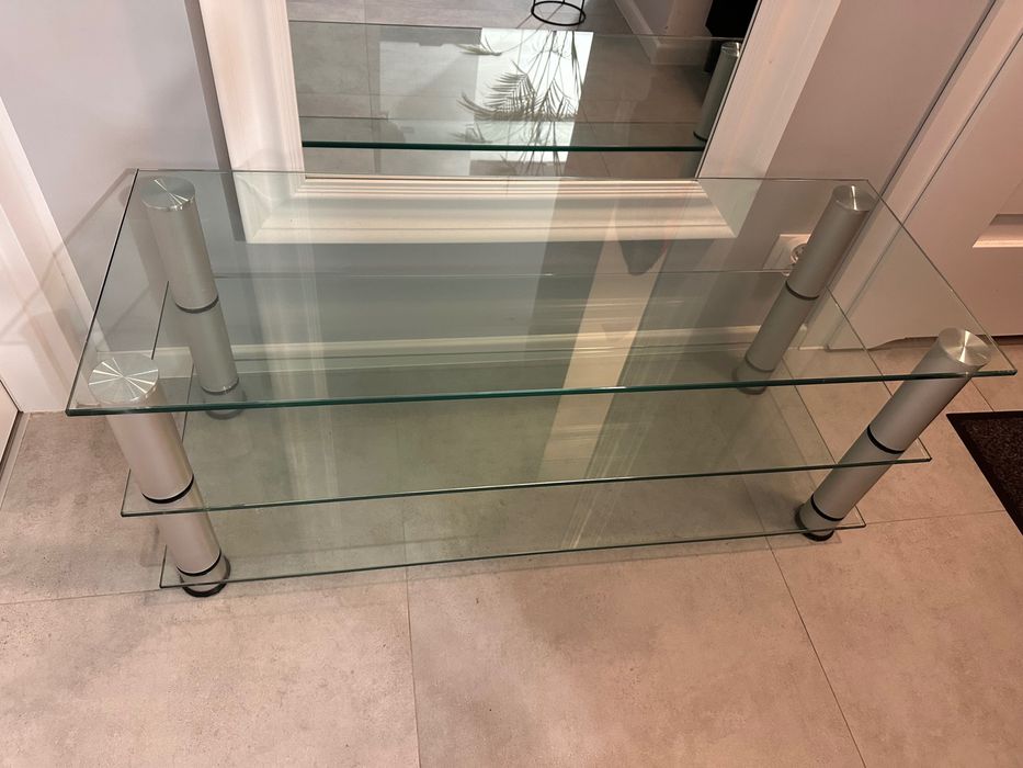 Szklany stolik z półkami