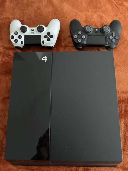 PlayStation 4 500GB + 2 comandos + 6 jogos + estação de carregamento