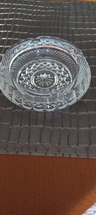 Dużą popielniczka krysztalowa