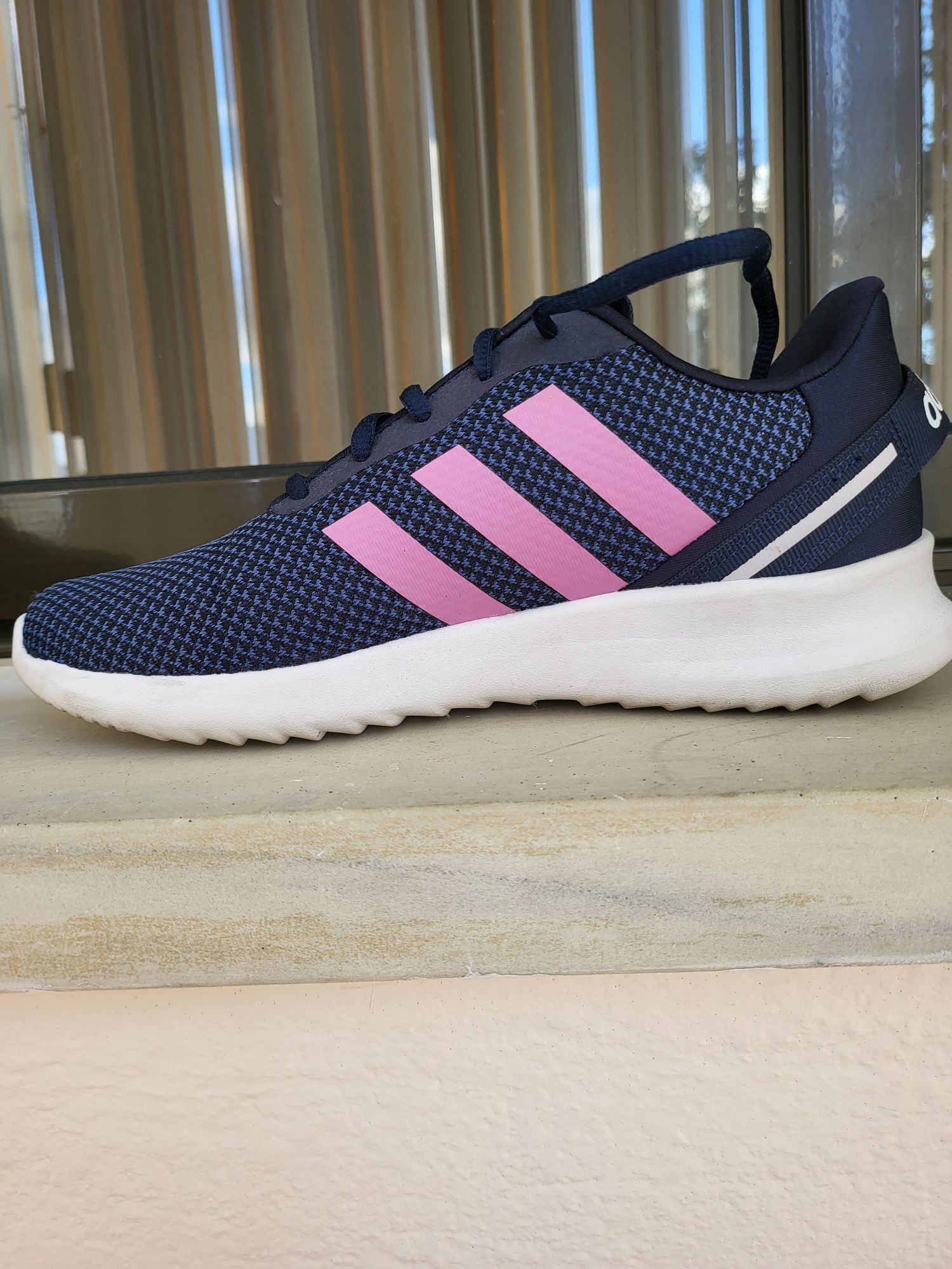 Ténis marca Adidas - 38 5