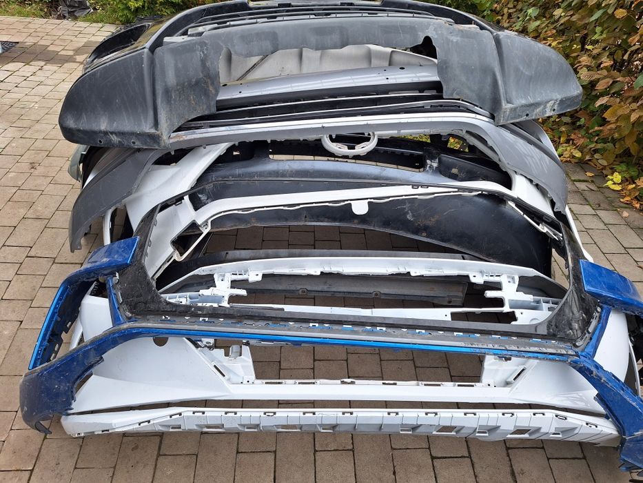 Бампера з пошкодженням .