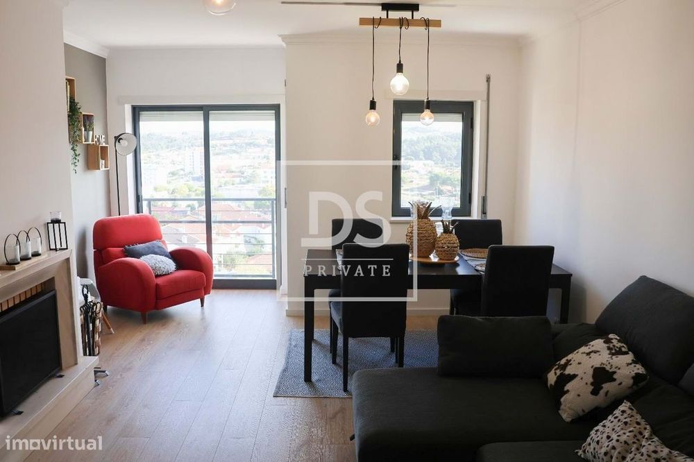 Apartamento T3 com Varandas Amplas e Estacionamento
