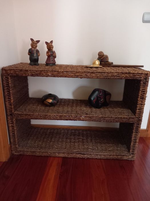 Consola em palhinha
