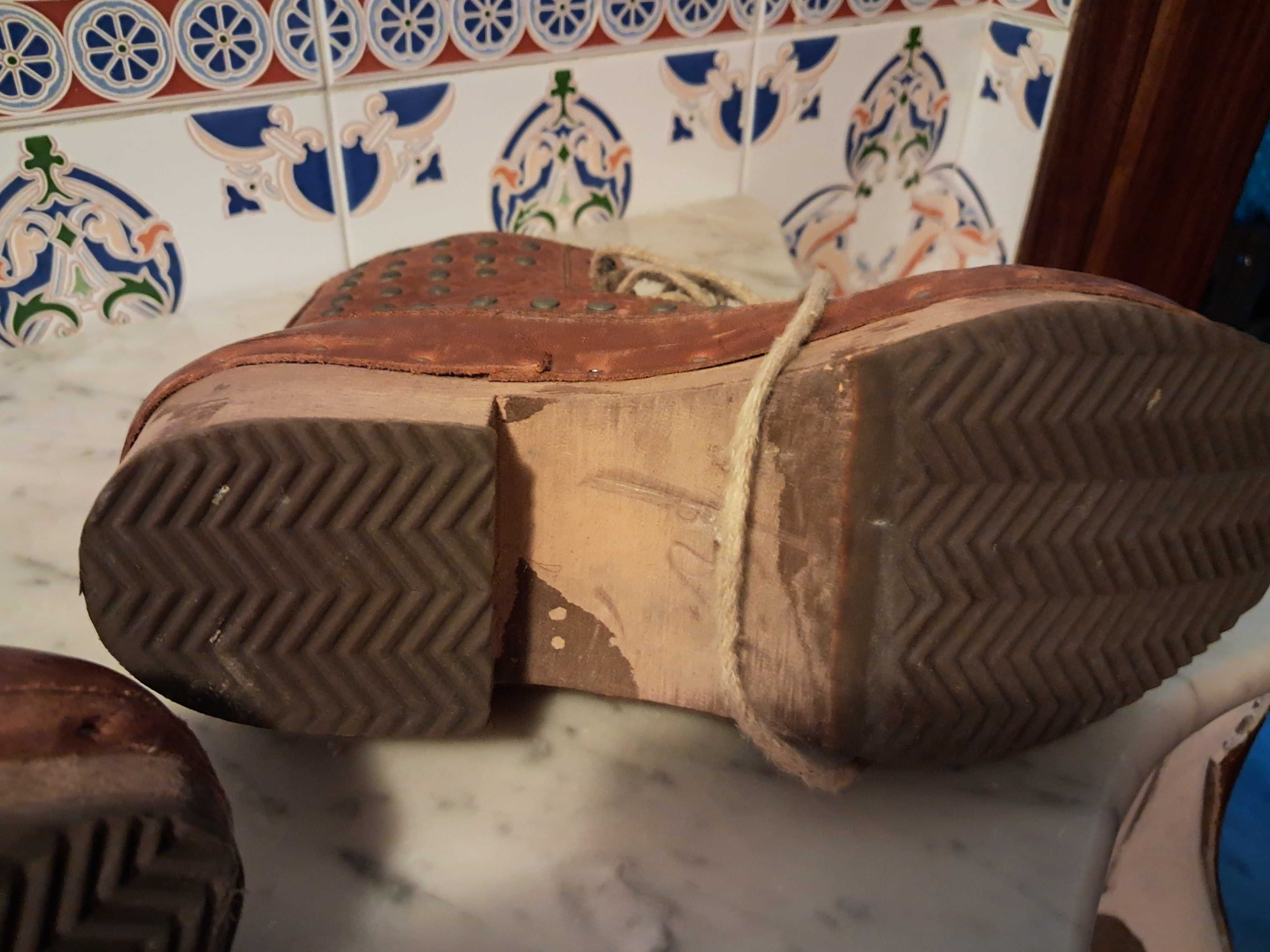 Botas com atacadores marca Xuz