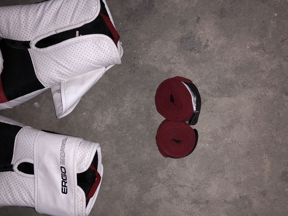 Saco de boxe como novo com suporte lara teto e luvas de bixe com ligas
