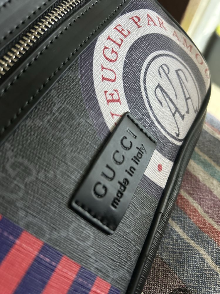 Bolsa de peito da Gucci