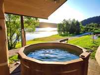 Domek z jacuzzi sauną nad jeziorem  w Bieszczadach własna plaża 30%