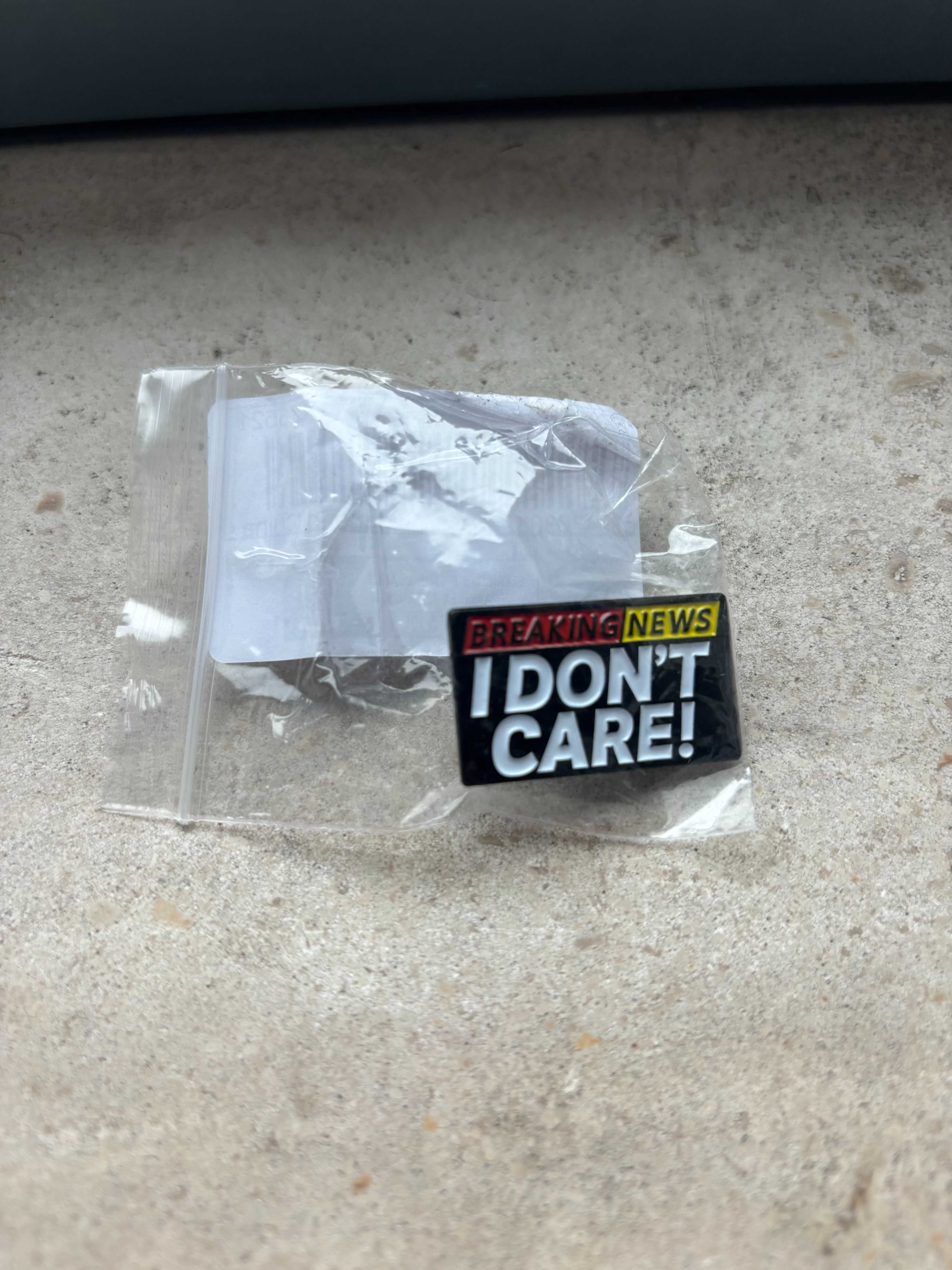 Pin Estilo "Breaking News: I Don't Care" - Novo, Selado