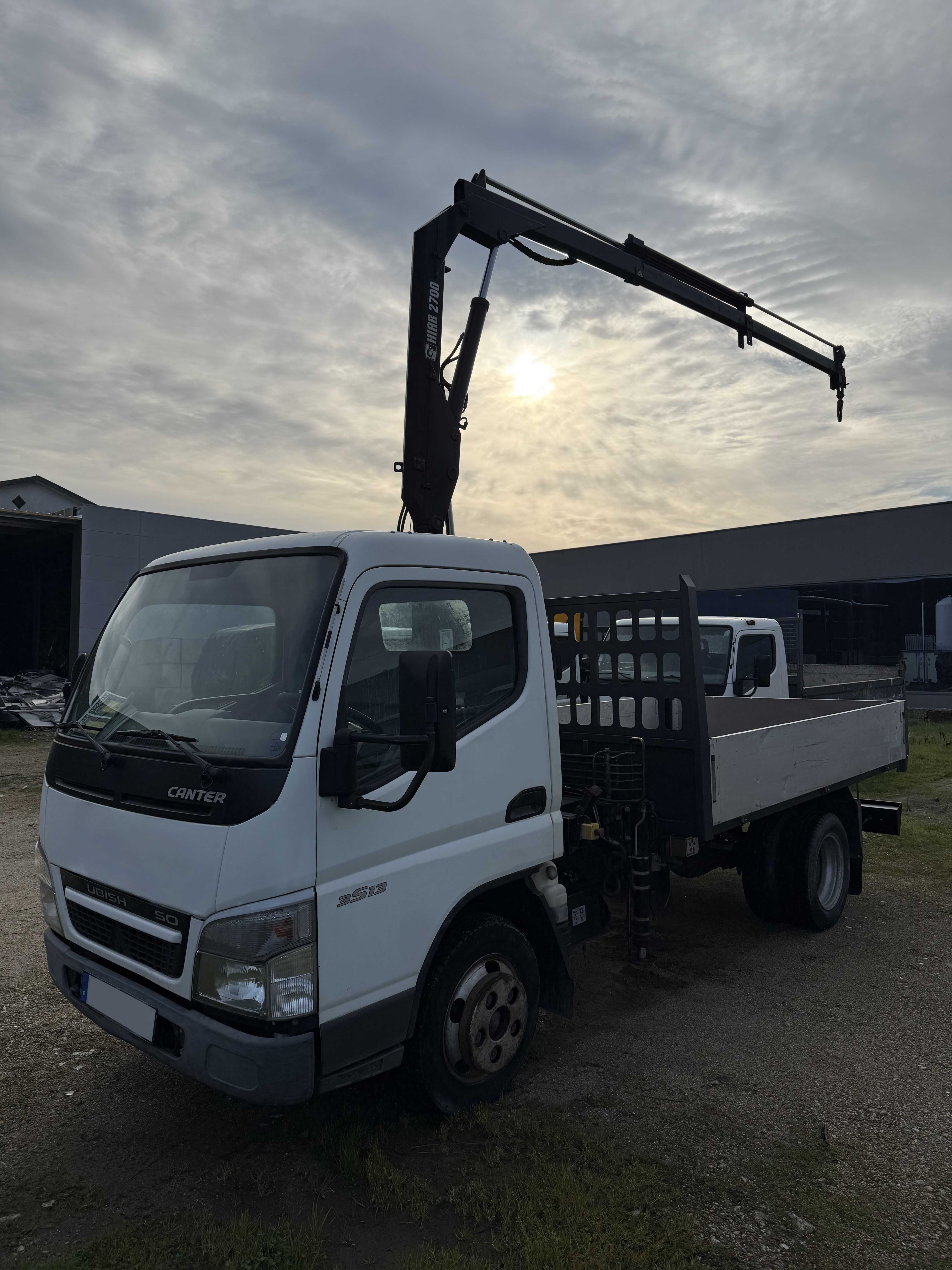 Mitsubishi Canter com grua HIAB