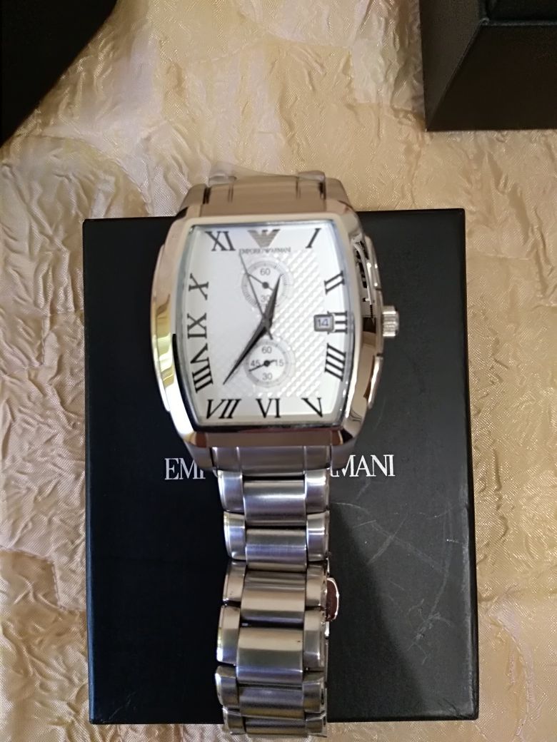 Часы Armani на подарок либо для себя (НОВЫЕ)