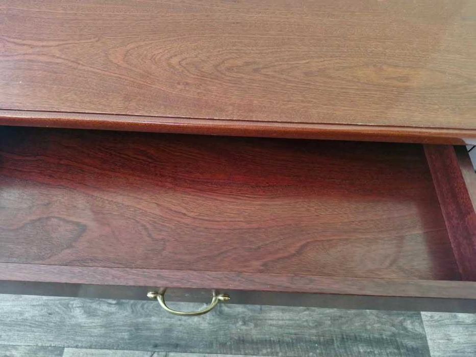 Biurko PRL – masywny świadek wielkich decyzji