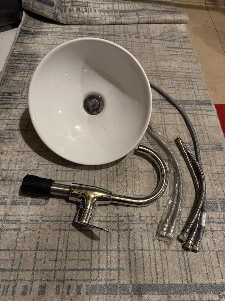 Umywalka 33cm z osprzetem, kran, nowe wężyki, korek
