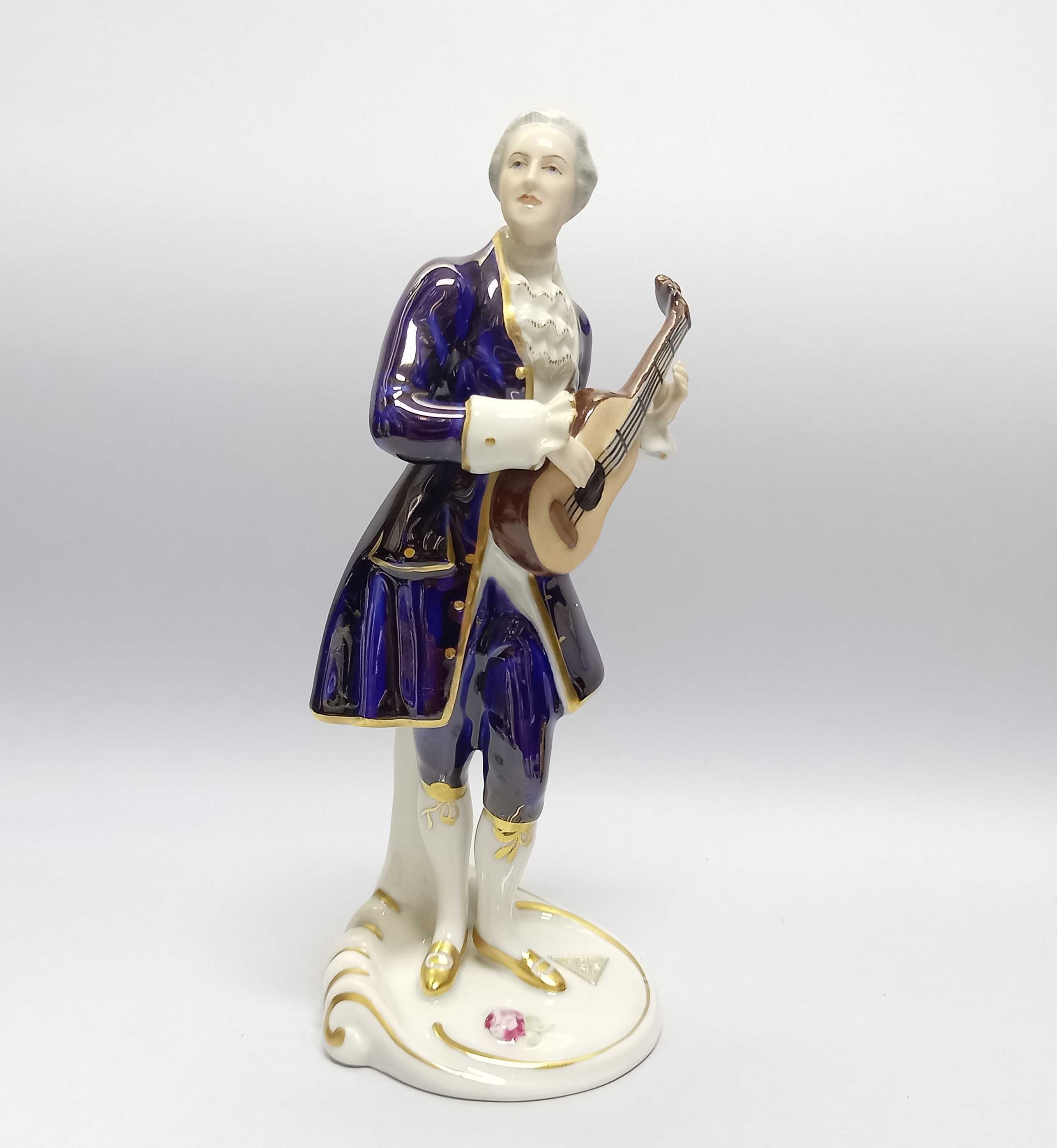 Muzykujący kawaler, kobaltowa figurka, Royal Dux Bohemia