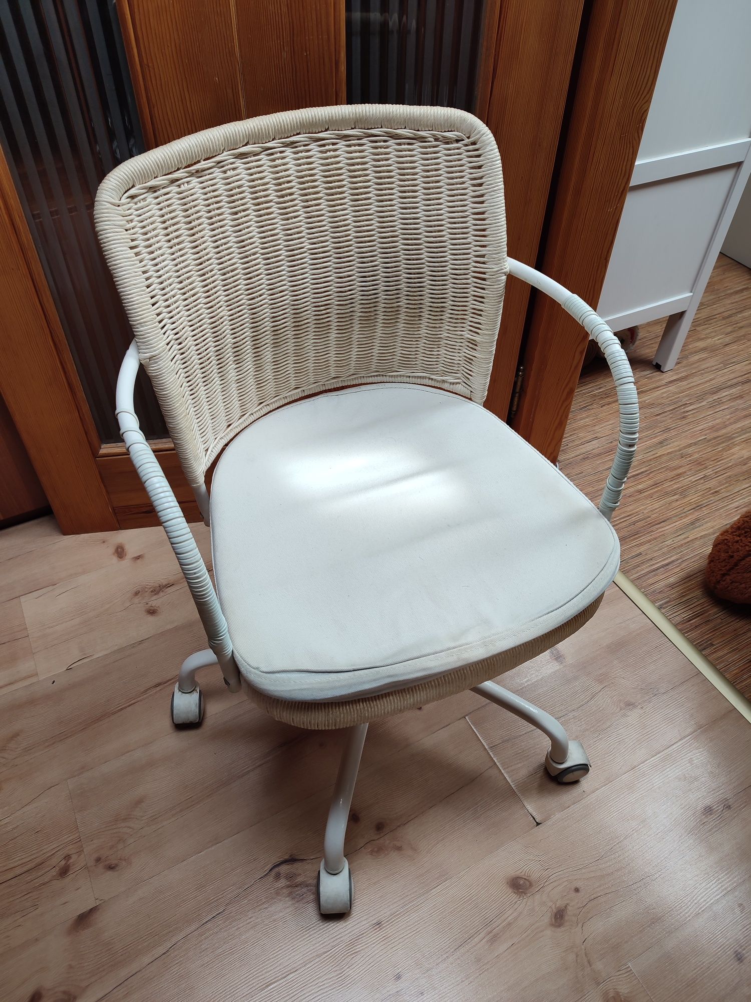 Białe obrotowe krzesła IKEA