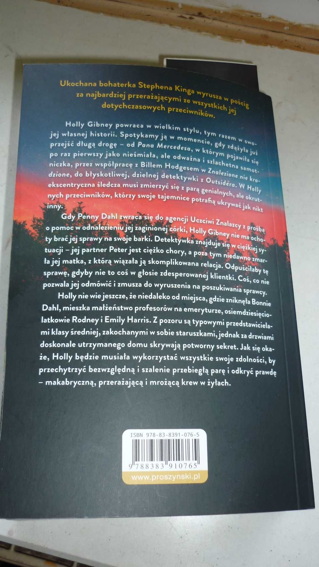 Holly- Stephen King