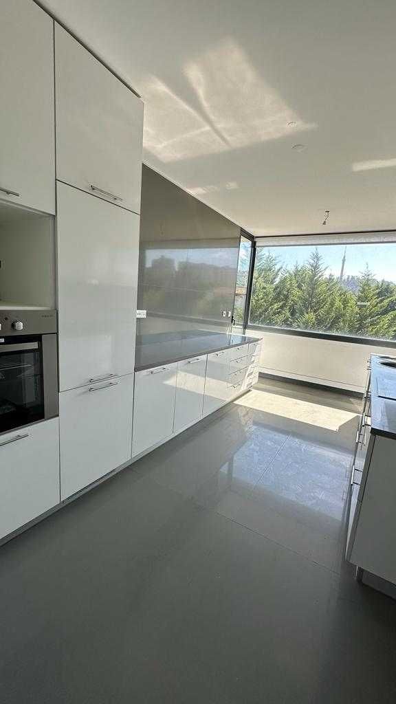 Apartamento T4 à venda na rua do Agro de Moinhos, Mafamude