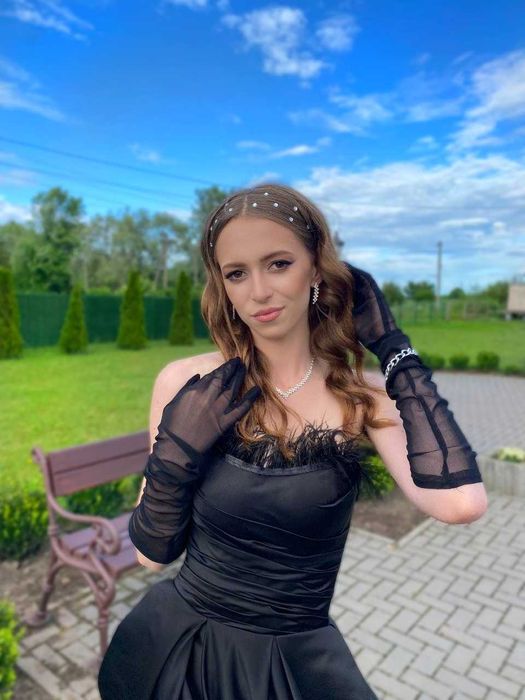 Продам випускну сукню з пір'ям