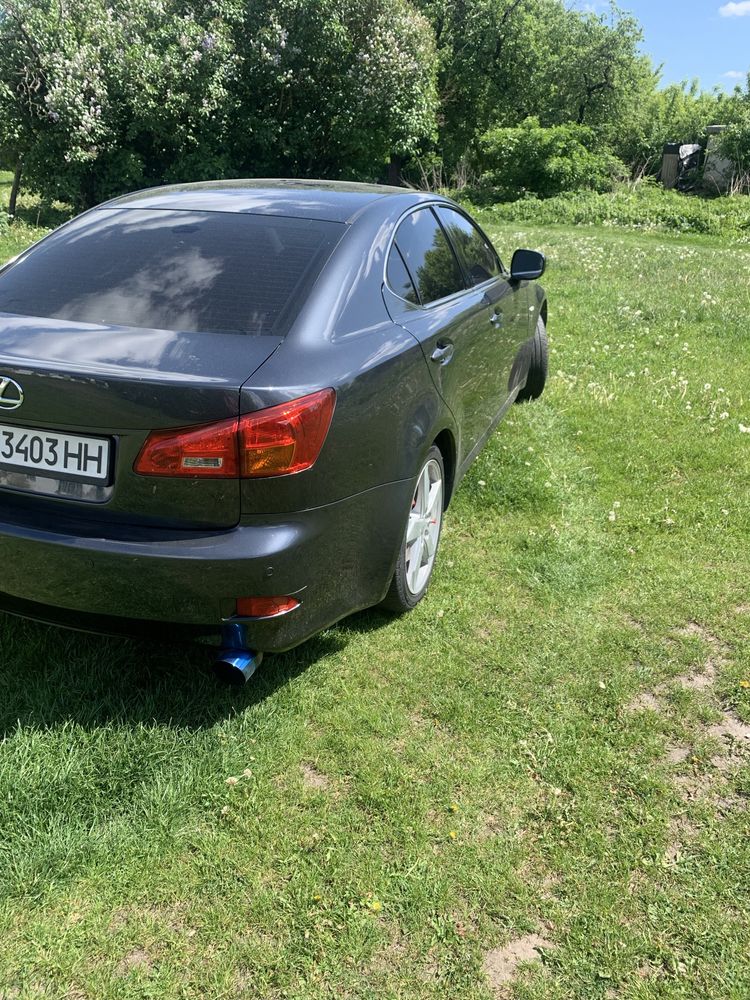 Продам LEXUS is 220D