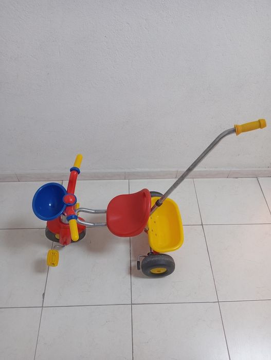 Triciclo com pega para pais