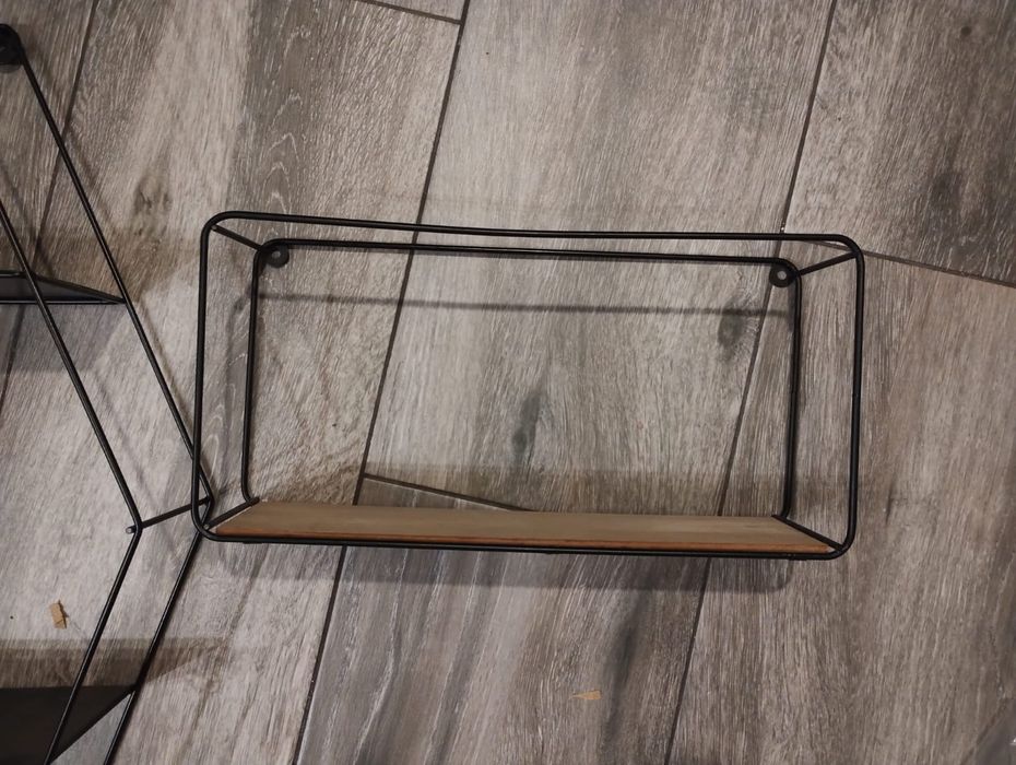 Dwa ekspozytory na zabawki lub inne