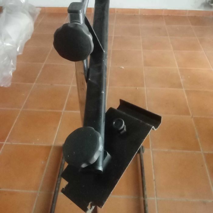 Cabide em metal e plástico