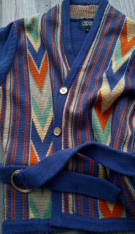 Niebieski sweter z paskiem w stylu vintage skandynawski wzór