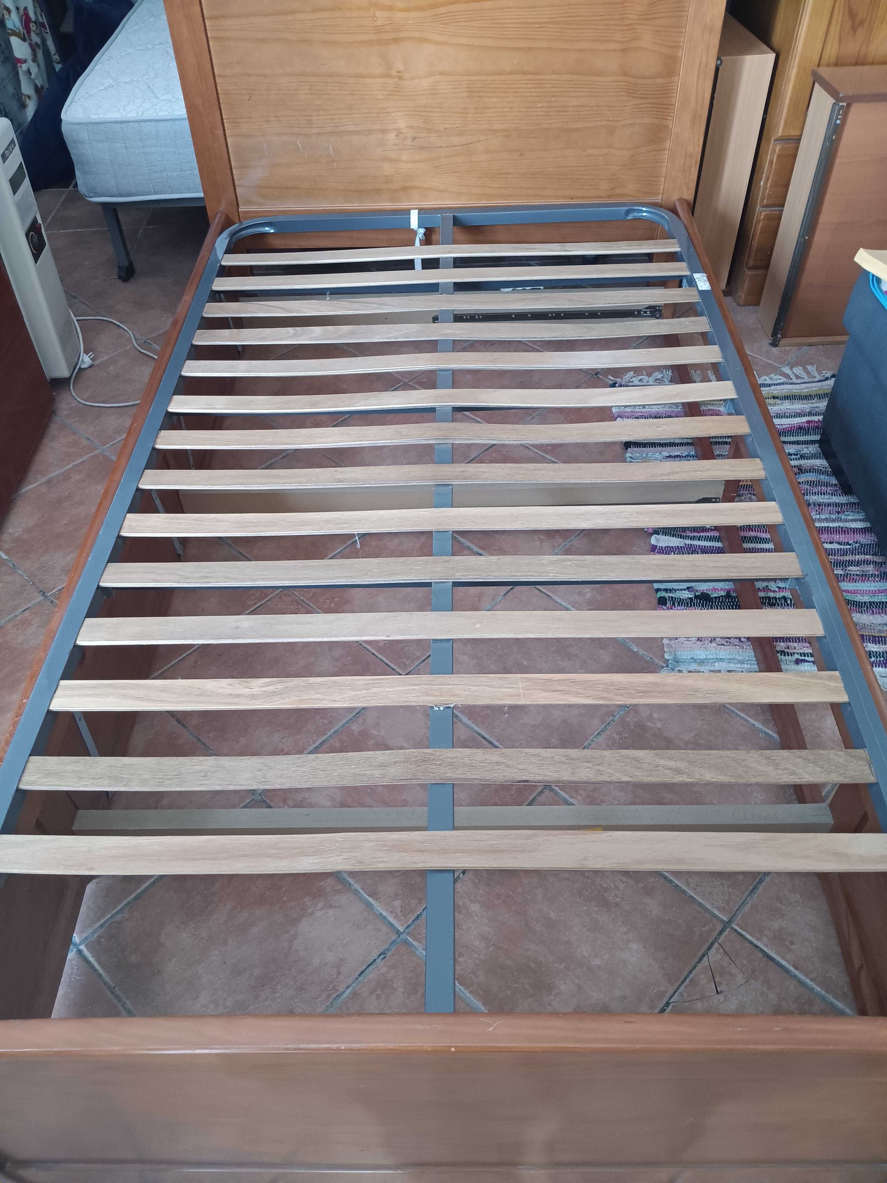 Cama de solteiro em pinho
