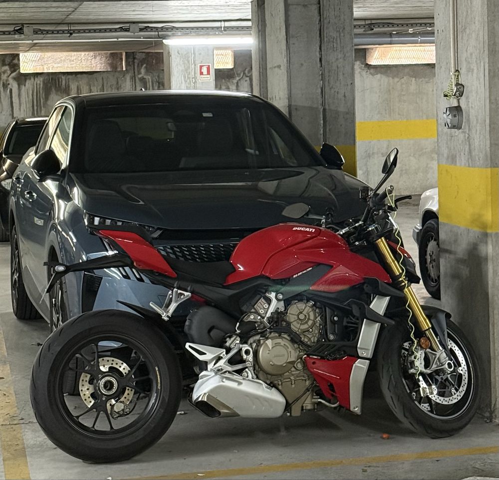 Ducati streetfighter V4S Vermelha