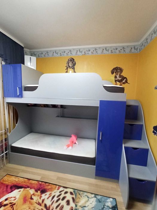 Двохярусне дитяче ліжко