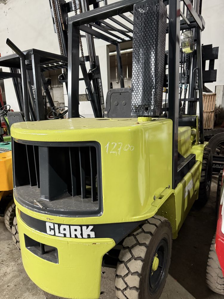 Empilhador clark de 4000 kgrs diesel peus grandes