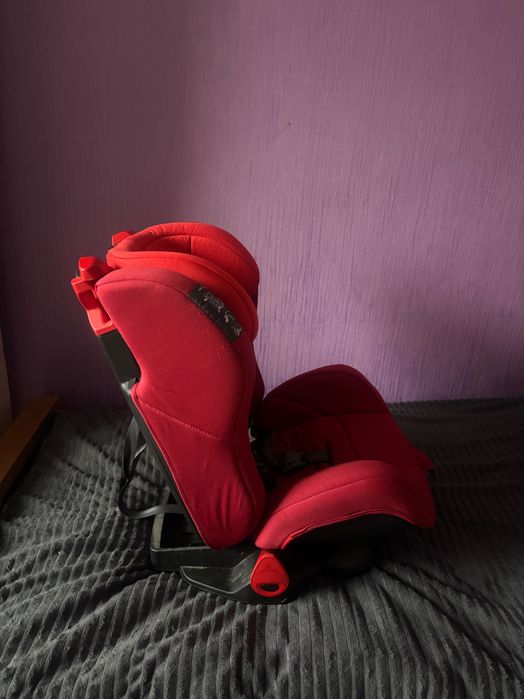 Дитяче автокрісло 9-36 кг в гарному стані