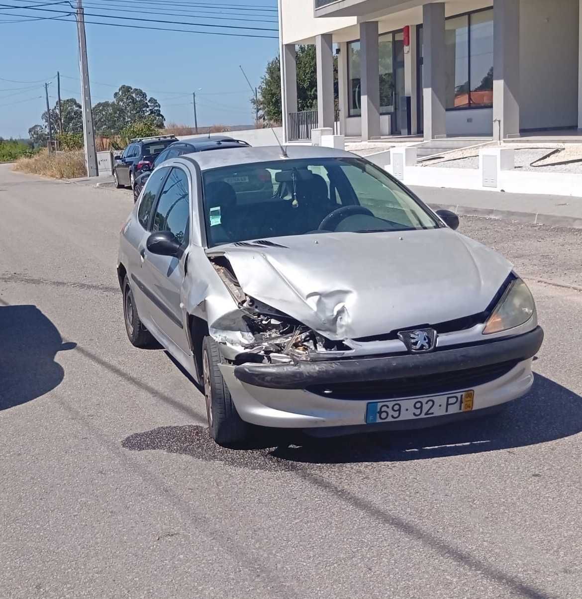 Peugeot 206 acidentado