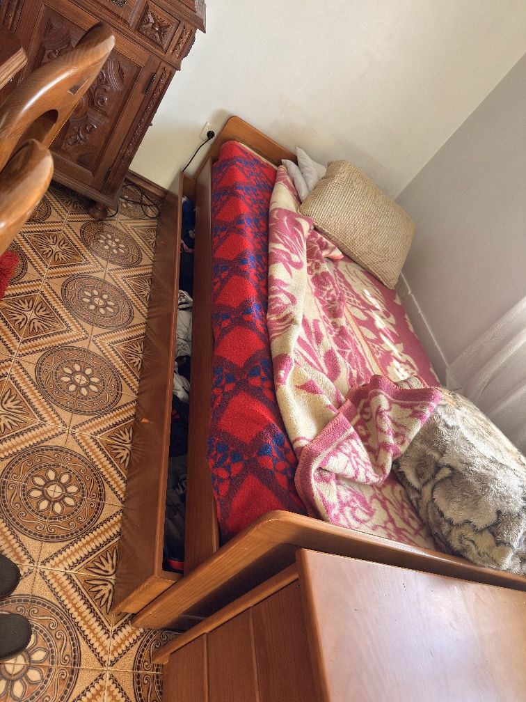 Cama de solteiro com gavetão e mesinha grande junto ou separado